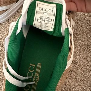 Women’s tennis shoes